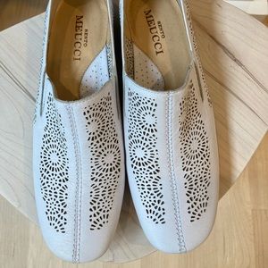 Seating Meucci 7.5 W ladies white leather patterned loafer.